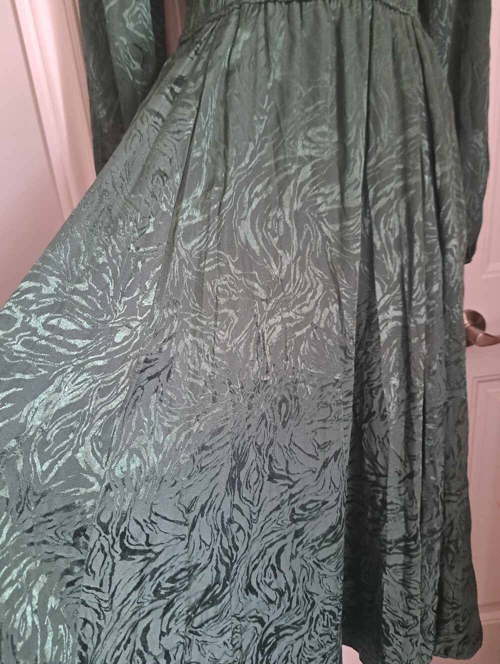 TAYLOR Long Sleeve V-Neck Maxi Dress GREEN embossed smocked lined flowy Small - Picture 4 of 12